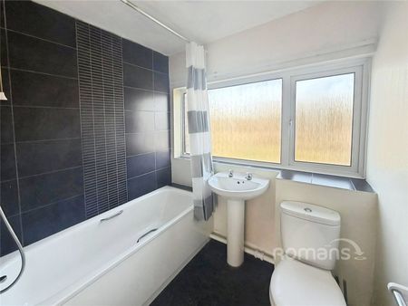 3 bedroom apartment to rent - Photo 4