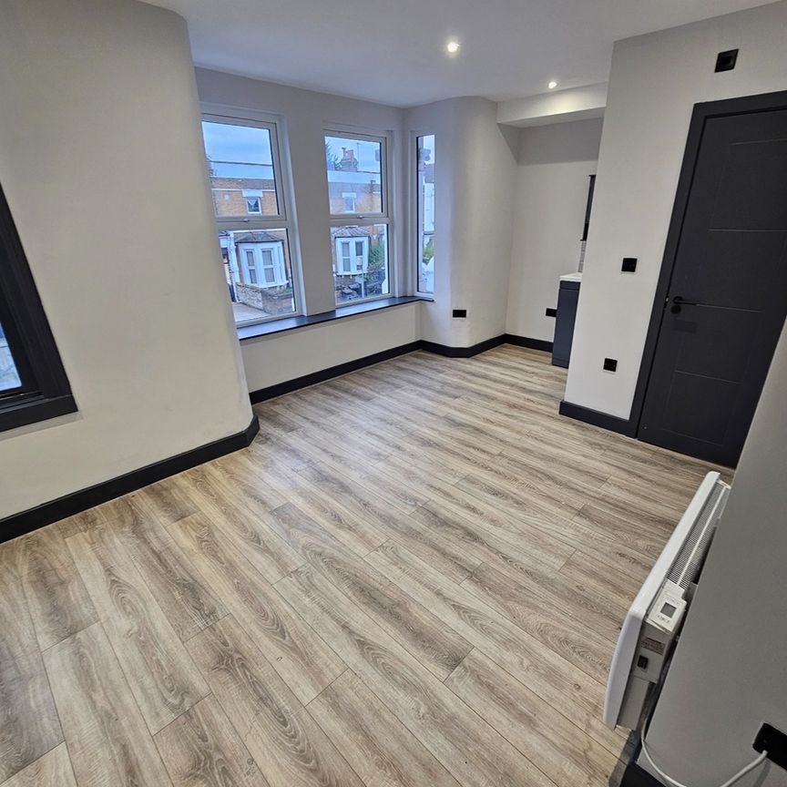 Studio Flat, London, SE6 - Photo 1