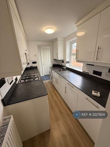 3 bedroom terraced house to rent - Photo 5