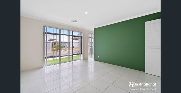 Spacious Family Living in Sought-After Halls Head!! - Photo 1