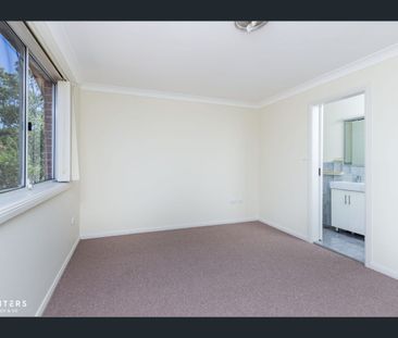 Three Bedroom Townhome - Walk To Shops & Schools - Photo 3