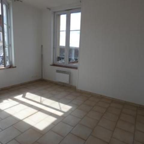 ORBEC - Centre ville, place de la mairie. Appartement en duplex - Photo 1