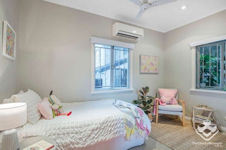 Furnished four bedrooms house at front of Park, Heart of Toowong - Photo 4