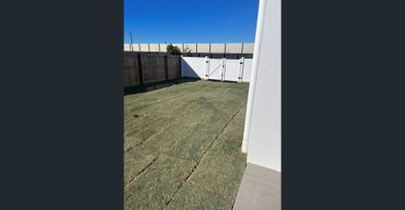 SPACIOUS HOME WITH MASSIVE YARD & SIDE ACCESS! - Photo 3