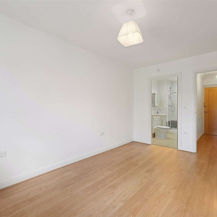 A well located and spacious two bedroom, two bathroom apartment only a short distance to Rickmansworth High Street and Tube Station. Available now. - Photo 1