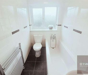 Rainer Close, EN8 - Photo 5