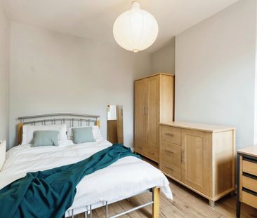 5 Bed Semi-Detached House, Rolleston Drive, NG7 - Photo 1