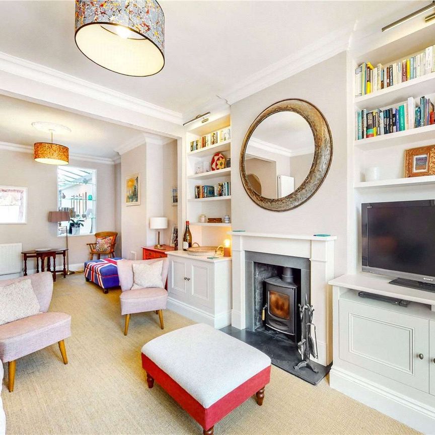 SHORT LET - A superb four bedroom house located in the sought after Nightingale Triangle, with a private garden. - Photo 1