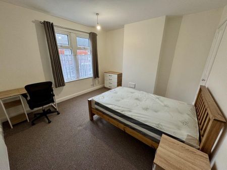 4 bedroom terraced house to rent - Photo 2