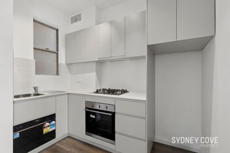 STUNNING RECENTLY RENOVATED STUDIO APARTMENT | Unfurnished - Photo 3