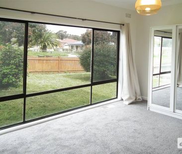 Ideally Located Family Home in East Bendigo - Photo 2