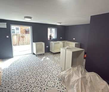 Newly Built studio flat with seperate entrance- £1100 - Photo 1