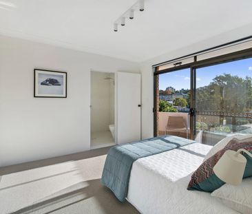 Recently Renovated Penthouse-Apartment - A Sunlit Haven In Bondi Beach - Photo 4