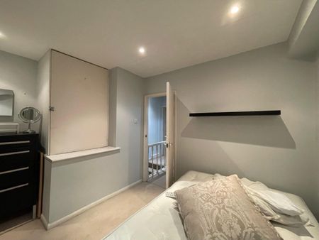 2 Bed Flat, Radcliffe Square, SW15 - Photo 3