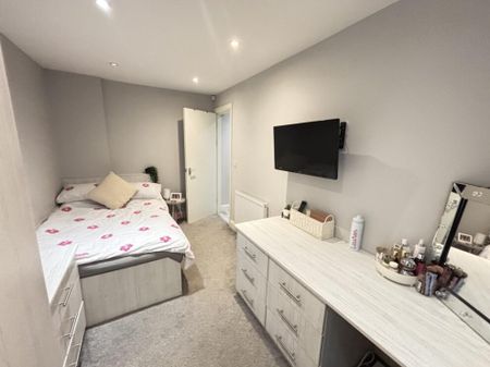 66A Flat 1 Victoria Road, Leeds, LS6 1DL - Photo 3