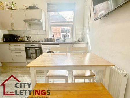 1 bedroom in a flat share to rent - Photo 5