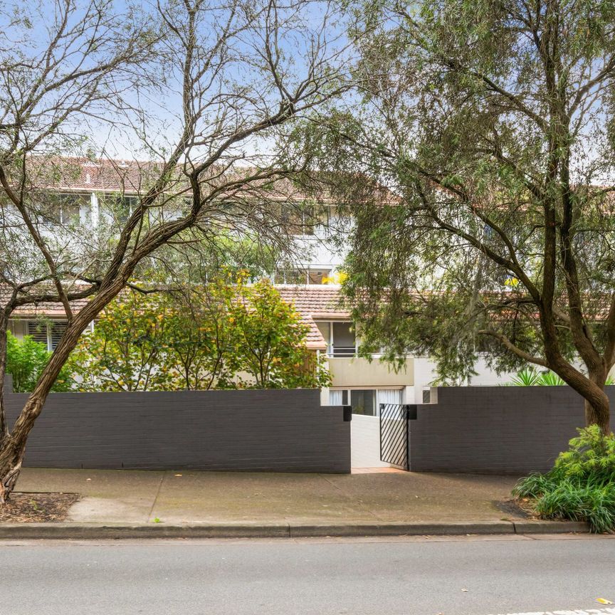A Semi-Sized Parkside Apartment in Paddington Gardens - Photo 1