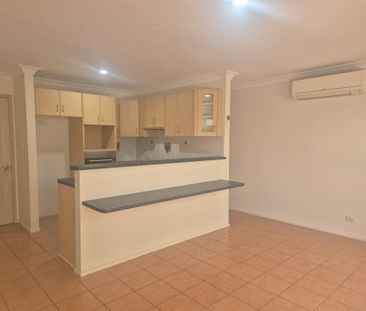 Spacious Low Maintenance 3 bedroom Villa - Photo 4