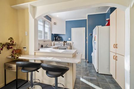 LARGE HOME IN CENTRAL LOCATION - Photo 2