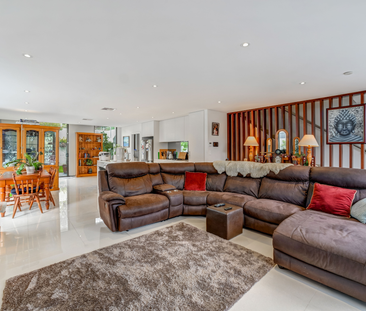 Luxurious Split-Level Townhouse in a Prime Beachside Location - Photo 2