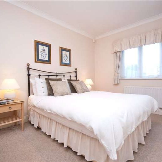 Conveniently located two bedroom ground floor apartment. Located near to The Long Walk and Windsor town centre. - Photo 1