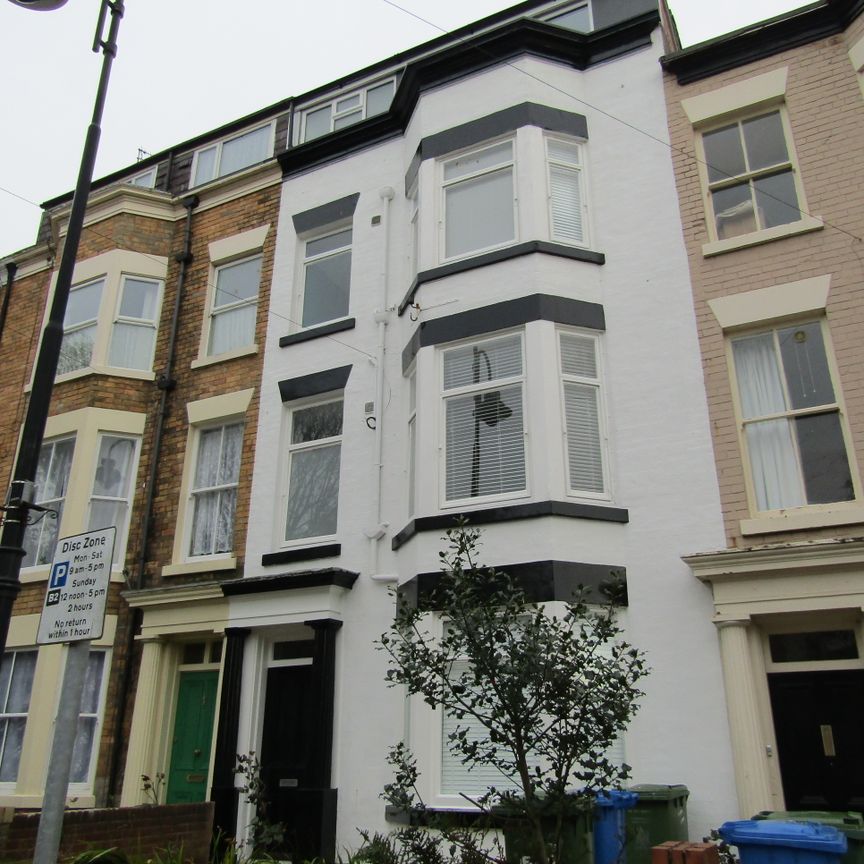 Quiet, modern and clean house share, close to town centre - Photo 1