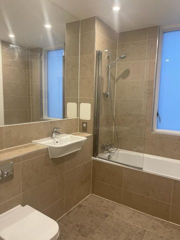 3 bedroom flat to rent - Photo 4