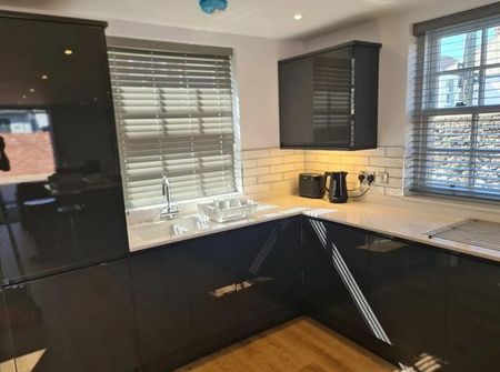 3 bedroom semi-detached house to rent - Photo 5