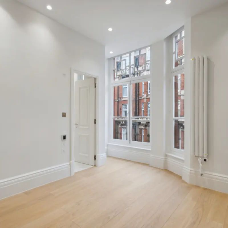 2 bedroom flat in London - Photo 1