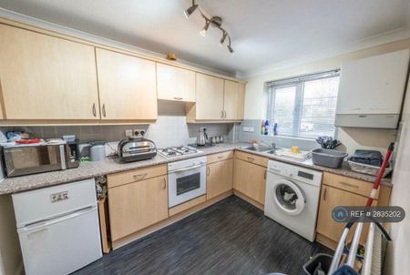 2 bedroom flat to rent - Photo 2