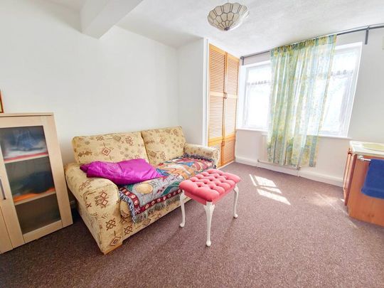 4 bedroom end of terrace house to rent - Photo 1