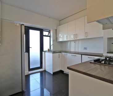 3 bedroom flat to rent - Photo 3