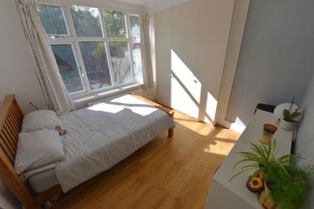 2 bedroom Flat in Otley Road, Leeds - Photo 5