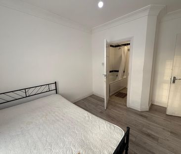 Ensuite room to let close to ilford station-£900 pcm - Photo 3
