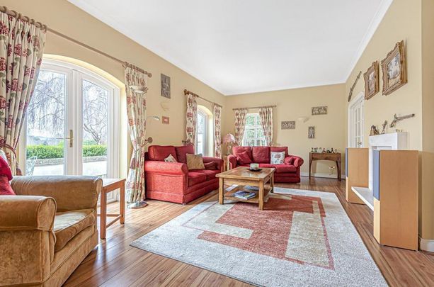 6 bedroom detached bungalow to rent - Photo 1