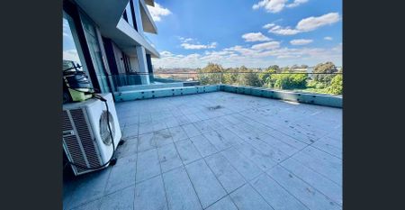 Huge Balcony Water Front Apartment - Photo 5