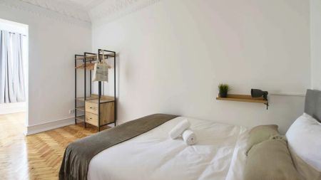 Room in a shared 7-bedroom apartment for rent in Lisbon, perfect for professionals and students. - Photo 3