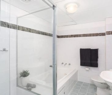 Large Modern Apartment in Popular complex - Photo 5