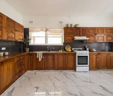 Spacious 3 Bedroom Home with Huge Yard & Entertaining Areas - Photo 3