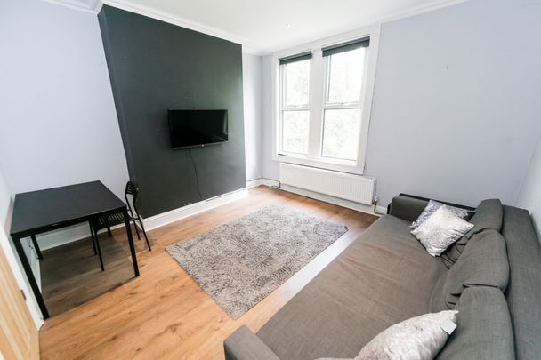 A Hartley Avenue, Woodhouse, Leeds - Photo 1