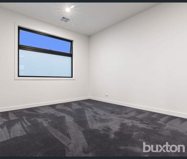 Stylish, Spacious & Perfectly Located! - Photo 2