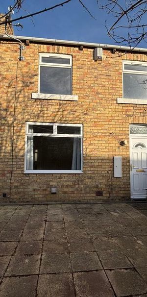 2 bed terraced house to rent in NE63 - Photo 2