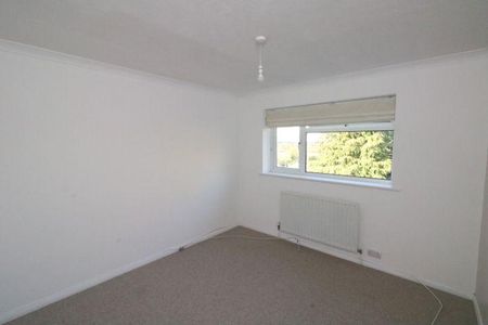 4 bedroom semi-detached house to rent - Photo 4