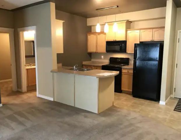 Clean Condo w/ 2 Bedroom 2 Full Baths, and Den in West Edmonton | 118 - 16807 100 Ave NW, Edmonton - Photo 1