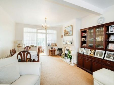 3 Bed Detached House, London, IG2 - Photo 4