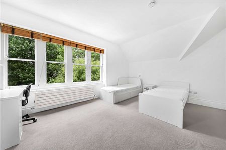 Three bedroom penthouse situated on a popular tree-lined road - Photo 4