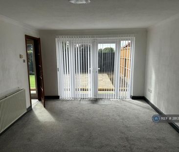 3 bedroom semi-detached house to rent - Photo 2