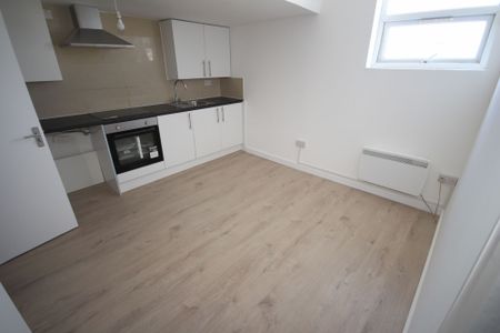 Lees Parade, Uxbridge Road, UB10 - Photo 2
