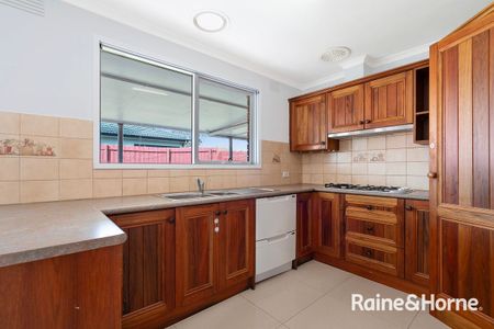 Comfort, Convenience & Location - A Smart Move in Cranbourne - Photo 2