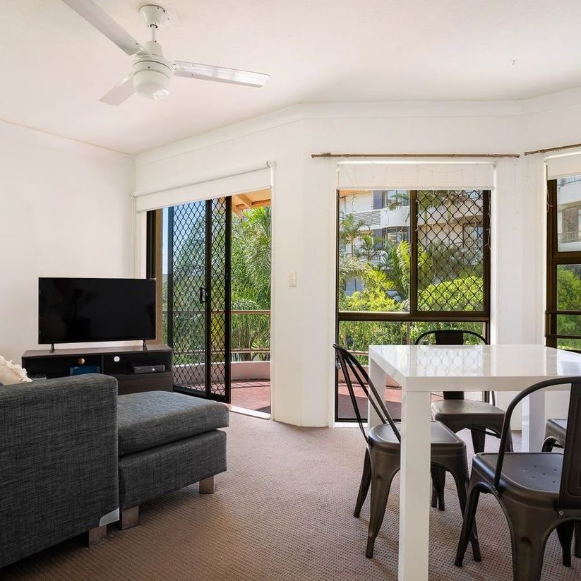 Bright & Breezy 1-Bedroom Apartment in Prime Surfers Paradise Location - Photo 1